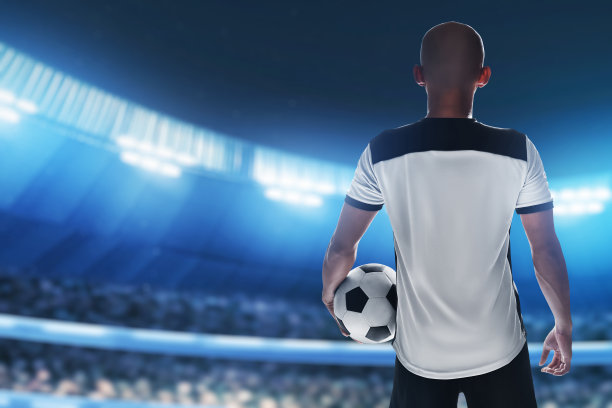 足球运动员在体育场拿球图片下载