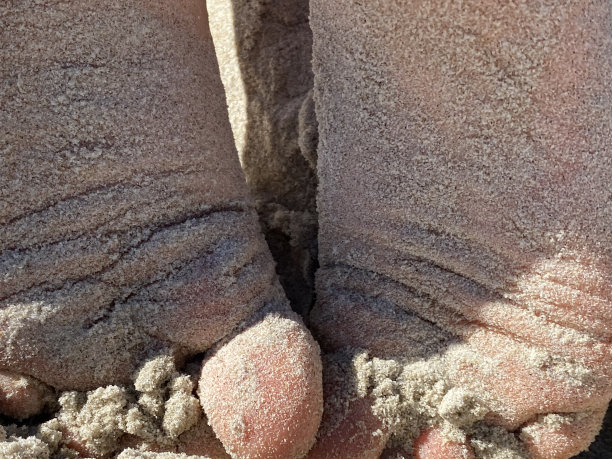 孩子们光着脚走在沙滩上图片下载