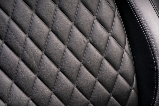 黑色皮革格子图案的现代豪华游戏椅内部细节，舒适的皮革游戏椅。图片下载