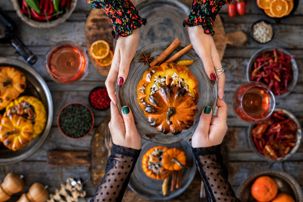 与家人共进庆祝晚餐。玫瑰酒和南瓜馅米饭和蔬菜。图片下载