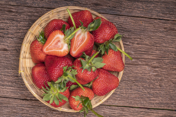 红草莓木碗木桌，新鲜长梗草莓，有机草莓竹篮。图片下载