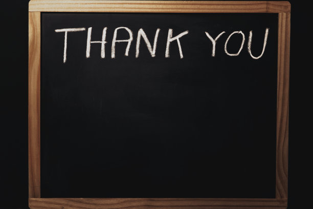 在黑色的黑板上写着“谢谢”图片下载