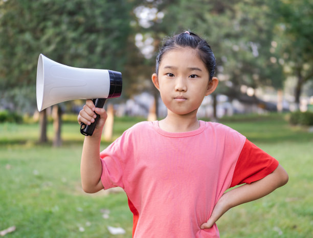 孩子拿着扩音器图片下载
