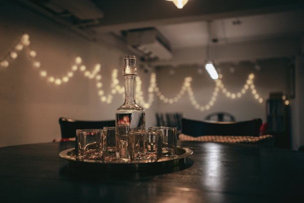 酒杯和酒瓶背景图片下载