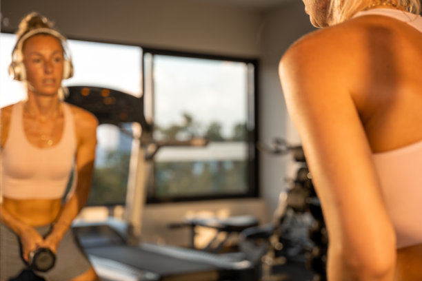 年轻女子在健身房训练图片下载