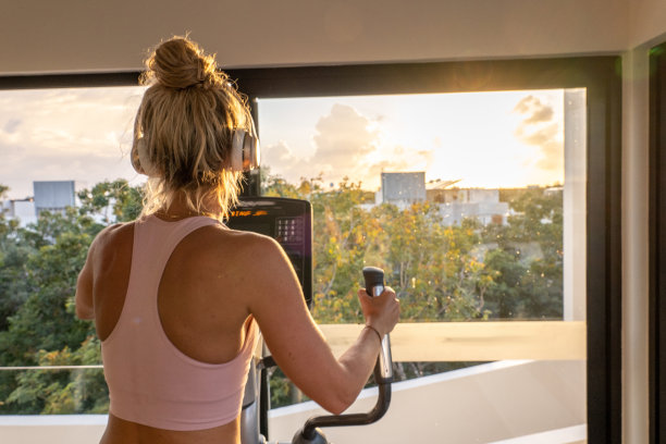 积极运动的年轻女子在健身房训练图片下载