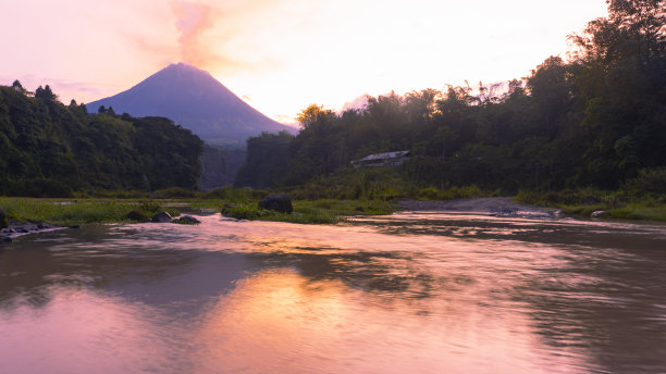 湖面长满了倒影，背景是山图片下载