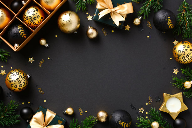 圣诞平铺组成与黄金小玩意，礼品盒，杉木树枝在黑色背景。豪华圣诞横幅设计。新年贺卡模板。图片下载