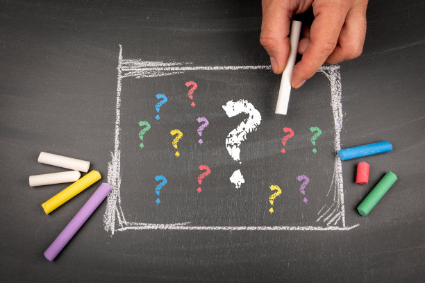 黑板上有很多问号，常见问题，问题分析，教育理念图片下载