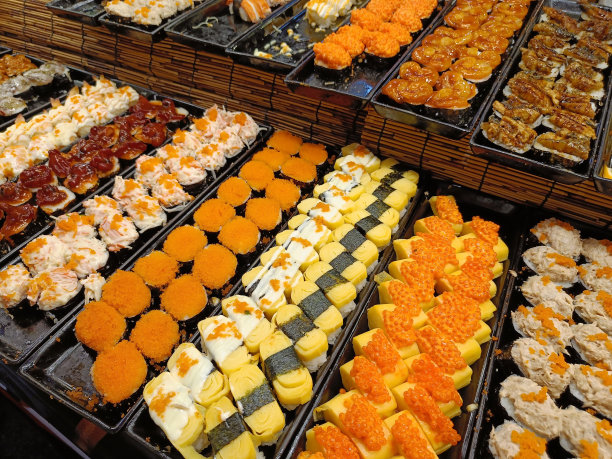 泰国当地市场有很多甜蛋寿司出售图片下载