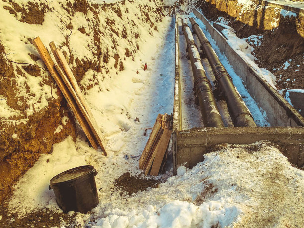 长长的，细的，黑色的，窄的管道，用于铺设管道通信。地下铺设了聚丙烯管，用于排放居民楼的污水图片下载