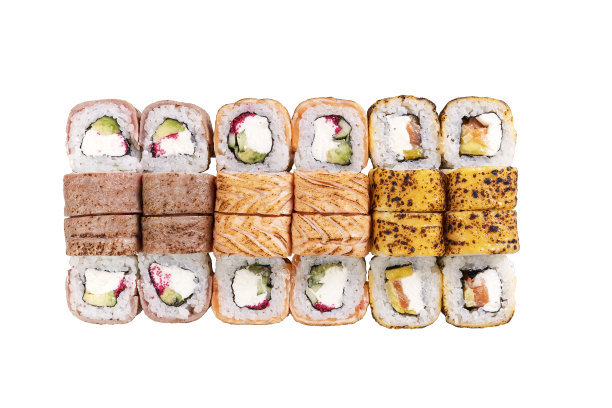 美味的烤寿司在白色的背景，孤立。对于餐馆的菜单，快餐图片下载
