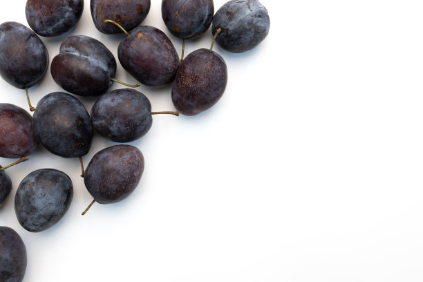 成熟的李子孤立在白色背景，新鲜的水果图片下载