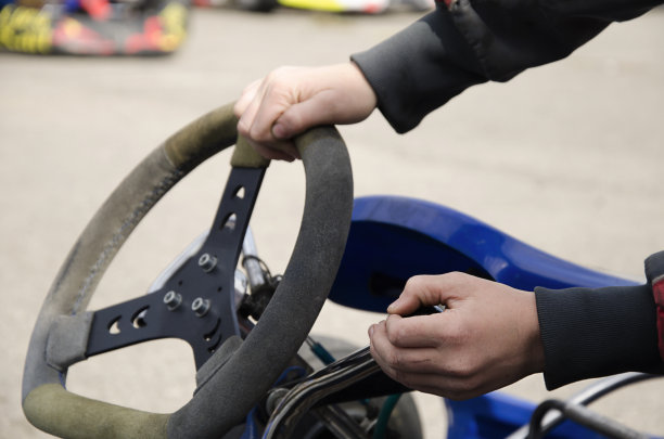 一个孩子准备一辆卡丁车比赛图片下载