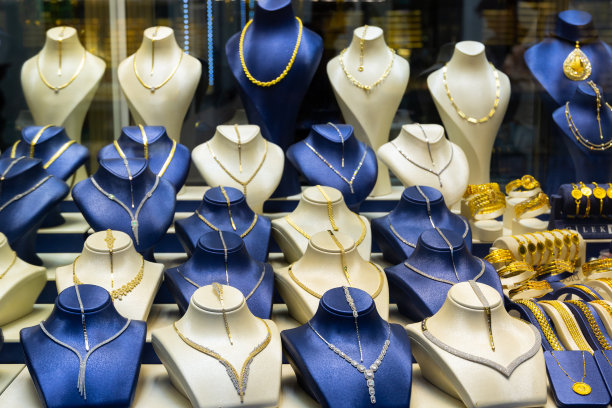各种黄金首饰展示出售图片下载