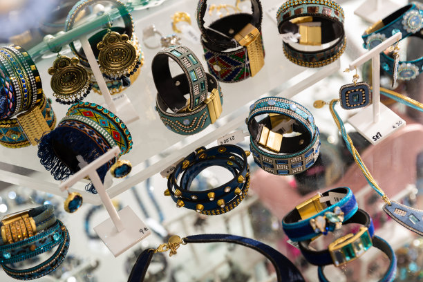 饰品店橱窗上的各种装饰品图片下载