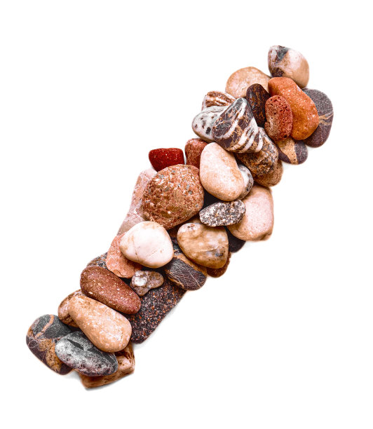 在白色孤立的背景上用光滑的石头刻出的字母。河边的石头上排列着一个字母，细节，特写。有选择性的重点图片下载