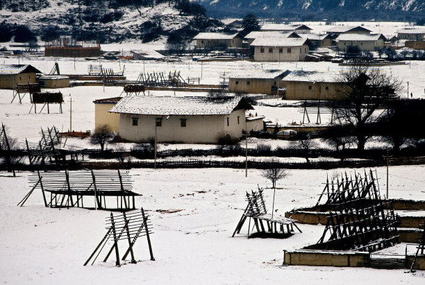 藏族村庄和雪后的草堆框架图片下载