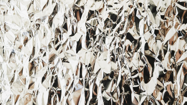 皱巴巴的铝箔的背景图片。图片下载