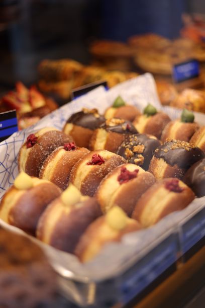 面包店里刚烤好的甜甜圈的特写镜头，背景模糊图片下载