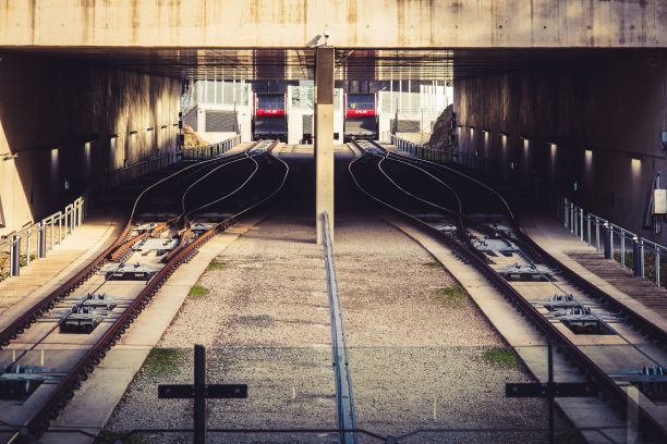 市区的铁路隧道图片下载