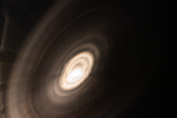 白色的光照在黑暗的墙上图片下载