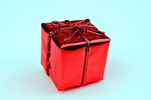 礼品盒包装在有光泽的彩色纸图片下载