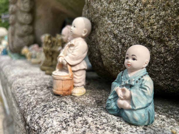 小和尚雕像的特写镜头图片下载