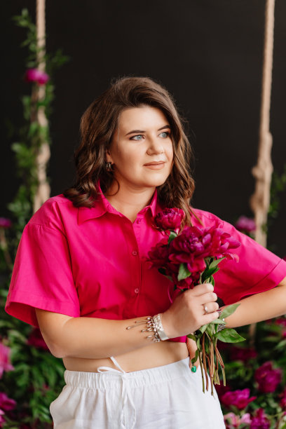 一个穿粉红牡丹衬衫的褐发女子图片下载