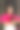 一个穿粉红牡丹衬衫的褐发女子图片下载