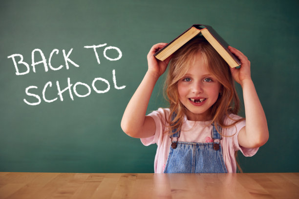 有趣的孩子对着绿色的黑板图片下载