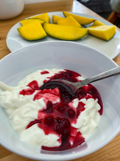 白软干酪配浆果果酱和芒果。图片下载