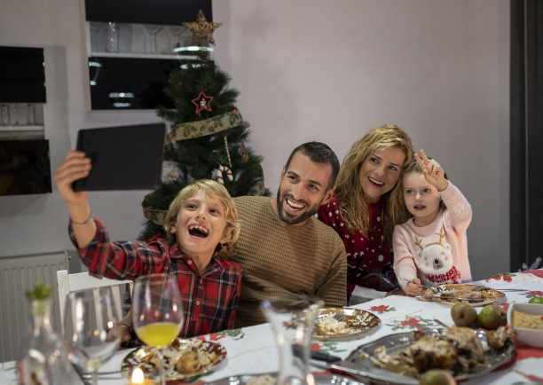 在圣诞晚餐期间拍一张家庭自拍照图片下载