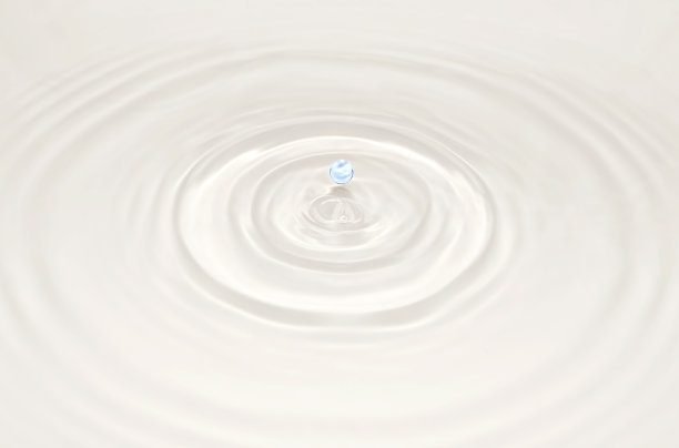 蓝色的水滴落入水中图片下载