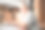 大胡子老人用笔记本电脑坐在户外的一张木桌上。英俊的老年男性在笔记本电脑上浏览互联网图片下载