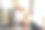 一名穿着便装的男子在田园诗般的乡村花园用笔记本电脑工作。图片下载