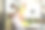 一名穿着便装的男子在田园诗般的乡村花园用笔记本电脑工作。图片下载