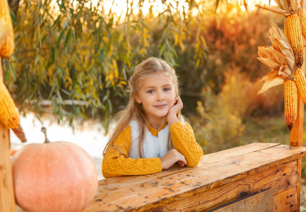 女孩站在木市场后面。图片下载