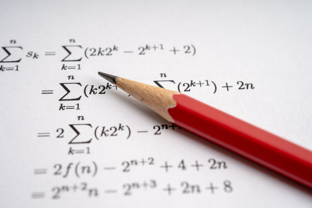 铅笔在教育学校数学公式习题试卷上。图片下载