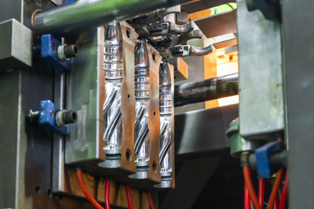 工业上吹瓶机制造过程中用于塑料宠物瓶制造的金属模具图片下载