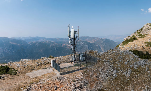 发射塔。手机天线鸟瞰图。落基山和蓝天图片下载