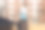 一个带着文件夹和公文包去上班的女商人的肖像图片下载