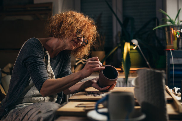 女雕塑家图片下载
