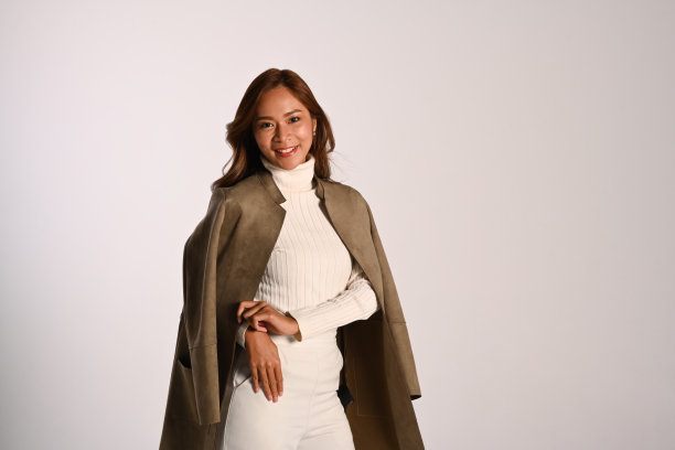 优雅的年轻女子在时尚的秋季服装站在与背景。时装工作室照片，秋冬概念。图片下载