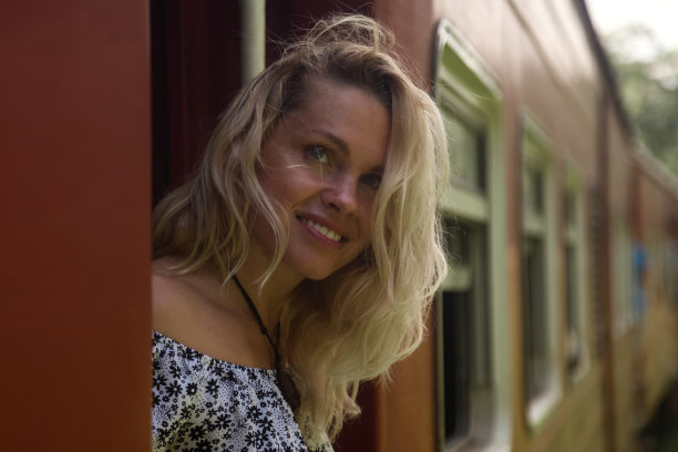 微笑的女游客乘火车旅行，探索斯里兰卡的地标。浪漫的旅行者女士在热带国家享受极端有趣的火车之旅。世界观念之旅。本空间图片下载
