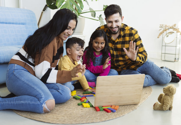 家庭与年幼的孩子在客厅视频通话图片下载