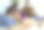 家庭与年幼的孩子在客厅视频通话图片下载