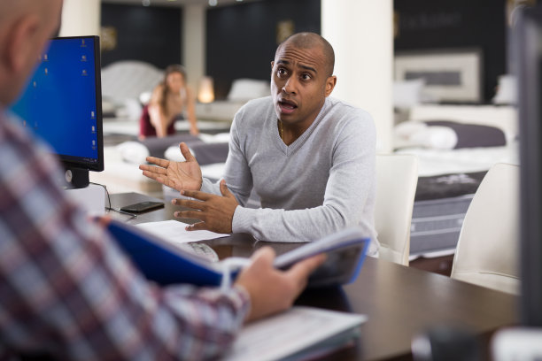 顾客对家具店长表示不满图片下载