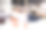微笑的西班牙成年男子躺在商店的床上图片下载