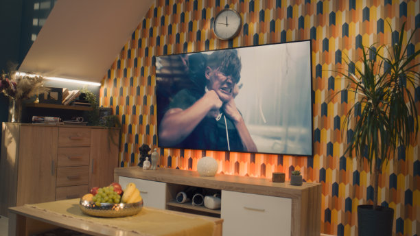 下班后看动作片的情侣图片下载